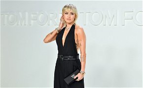 Miley Cyrus melltartó nélkül, átlátszó harisnyában szexizett – válogatás