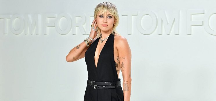 Miley Cyrus melltartó nélkül, átlátszó harisnyában szexizett – válogatás