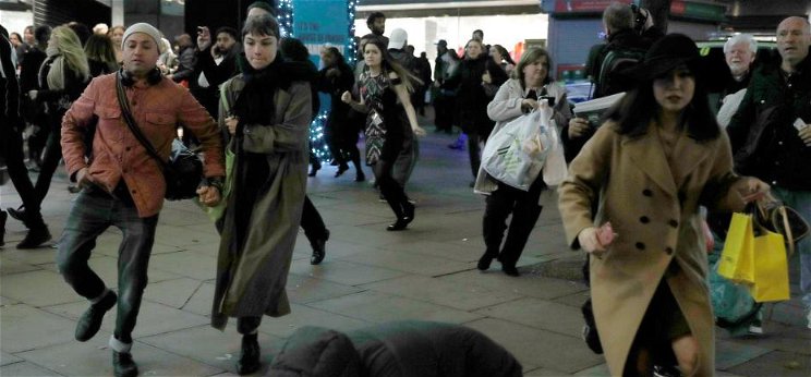 Pánikhangulat tört ki Londonban, az emberek menekülnek – videó