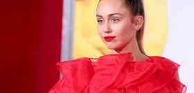 Miley Cyrus fekete bőrruhában mutogatja a melleit – válogatás