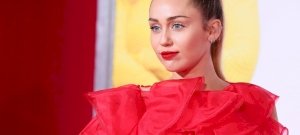 Miley Cyrus fekete bőrruhában mutogatja a melleit – válogatás