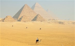 Brutális földönkívüli-észlelés? Fényárban úsztak az egyiptomi piramisok, perzselő angyal tűnt fel az égen - videó