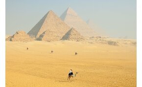 Brutális földönkívüli-észlelés? Fényárban úsztak az egyiptomi piramisok, perzselő angyal tűnt fel az égen - videó
