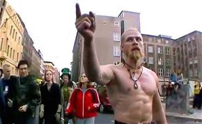 Ki ez az őrült viking, aki techno zenére hadonászik?