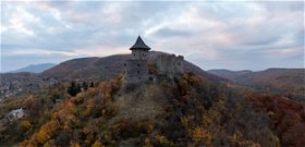 Kettévágott magyar falu, az utolsó lakóháztól pár száz méterre van a vár, de az már egy másik ország