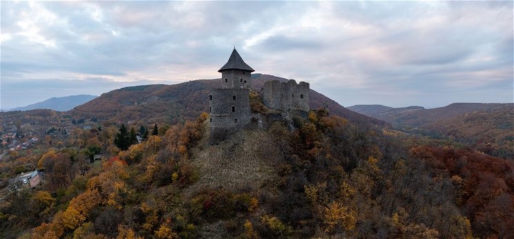 Kettévágott magyar falu, az utolsó lakóháztól pár száz méterre van a vár, de az már egy másik ország