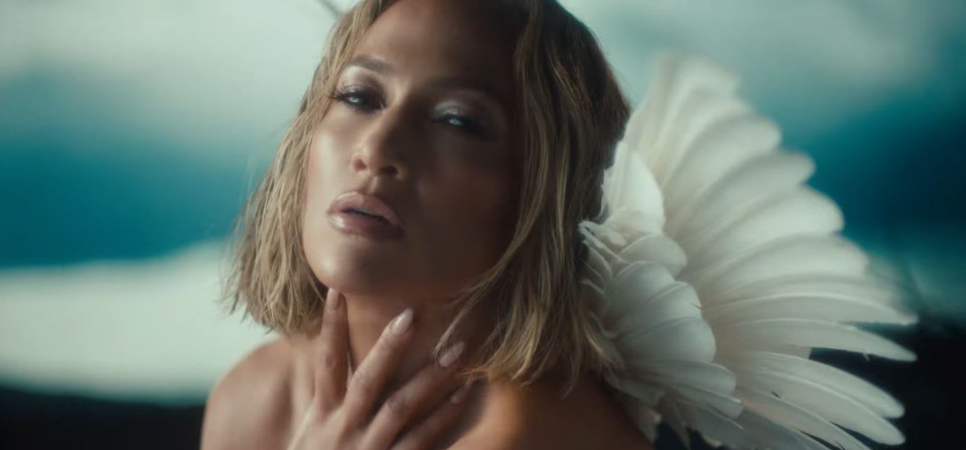 Jennifer Lopez anyaszült meztelenül, angyalszárnyakkal szerepel az új klipjében