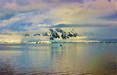 Rejtély az Antarktiszon: hatalmas ősi állat tetemét találhatták meg az olvadó jég alatt - videó