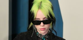 Billie Eilish feszes bőrnacis fenekének még a barátnője sem tudott ellenállni – fotó