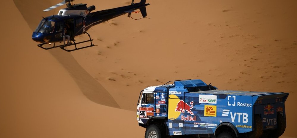 Baleset a Dakar Ralin: versenykamion ütközött egy helikopternek – videó