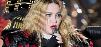 Madonna egy kanapén tette szét a lábait, mutatta meg bugyiját, miközben saját magát nézte egy filmen - videó