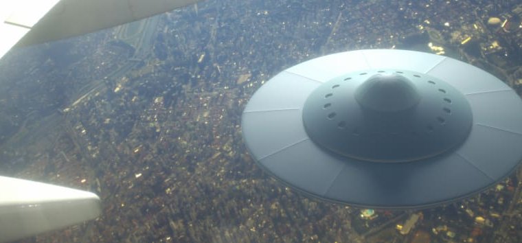 Sokkoló felvétel: rejtélyes UFO követett egy pakisztáni utasszállító repülőgépet