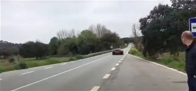373-mal húz el egy autó az út szélén álló ember mellett, elképesztő látvány – videó