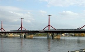 A Rákóczi hídnak ütközött egy uszály – fotó