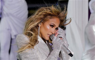 Jennifer Lopez átlátszó ruhában guggolt le a színpadon, ennyire szexi pózt ritkán láthatunk - fotó