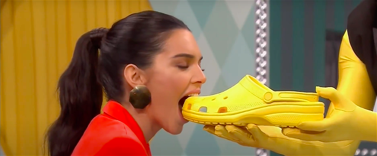 Van egy undorító tévéműsor, amelyben cipőket, asztalokat és ajtókilincseket esznek az emberek - videó