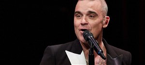 Jön Robbie Williams életrajzi filmje, ráadásul A legnagyobb showman rendezőjétől