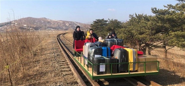 Az orosz diplomaták „kézimeghajtású” vasúti kocsin hagyták el Észak-Koreát
