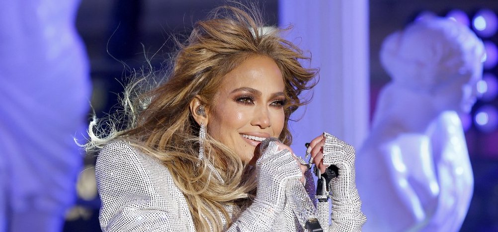 Jennifer Lopez majdnem meztelen testén úgy szétfeszült a ruha, hogy az internet fél órára elalélt a gyönyörtől - fotó