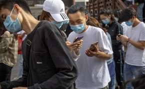 Turisták százai várakoznak Kínában arra, hogy egy női nemi szervet jelképező lyukba dughassák az ujjukat - videó