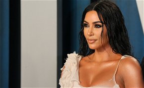 Kim Kardashian meztelenül, míg Vasvári Vivi extrém fürdőruhában pózol – válogatás