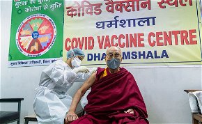&quot;AstraZeneca&quot; vakcinát adatott be magának a dalai láma