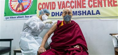 "AstraZeneca" vakcinát adatott be magának a dalai láma