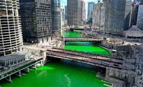 Elzöldült a chicagói folyó színe – képek