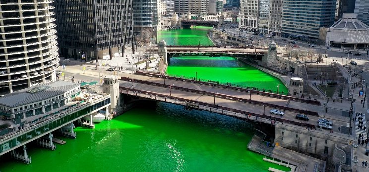 Elzöldült a chicagói folyó színe – képek