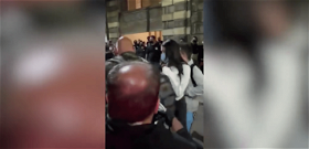 Őrjöngő rajongók rohanták meg Dua Lipát – videó
