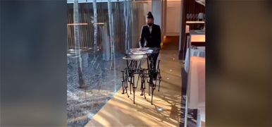 Döbbenetes videó: négy lábon járó asztalt készítettek - ahogy mozog, az maga a boszorkányság