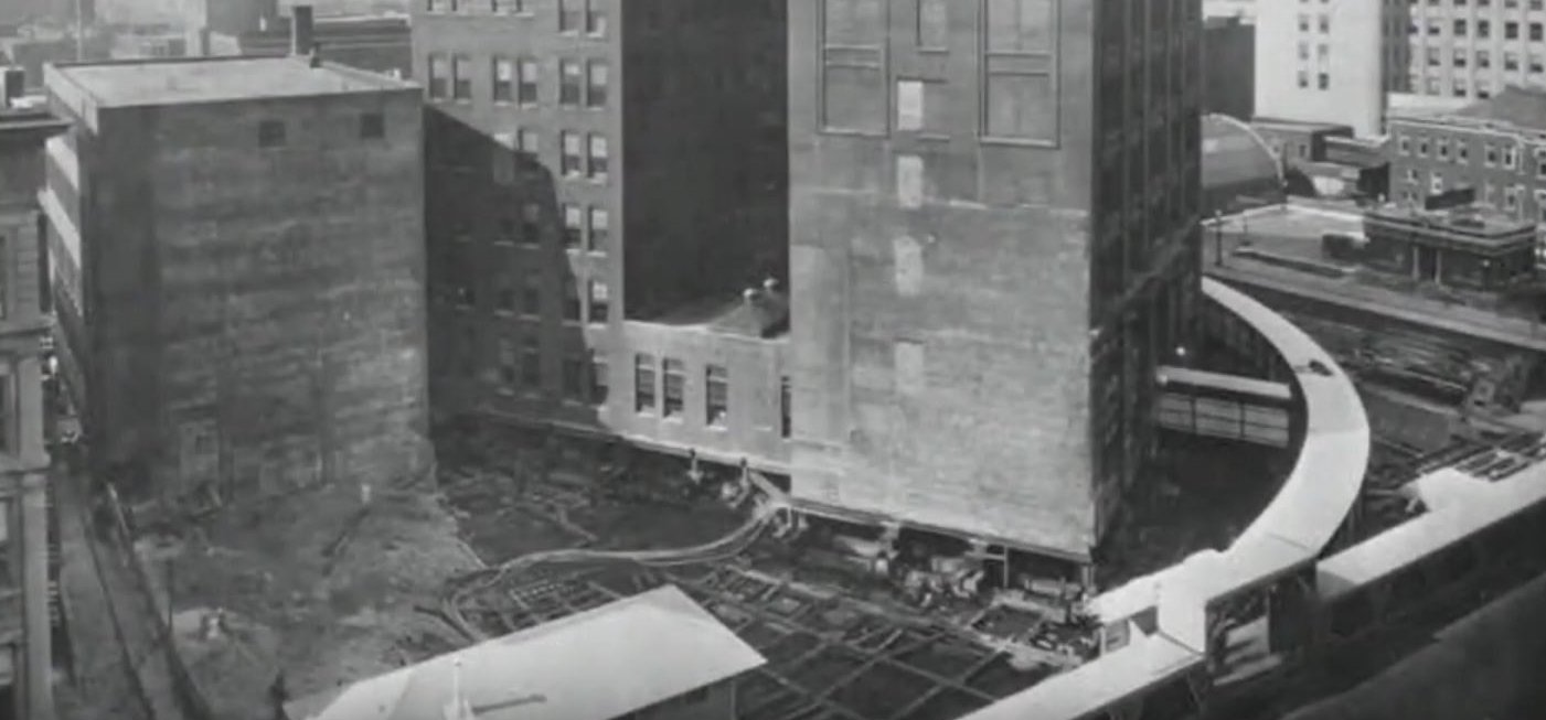 Hihetetlen: 1930-ban elforgattak egy 11 ezer tonnás épületet, miközben zavartalanul ment benne a munka
