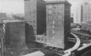 Hihetetlen: 1930-ban elforgattak egy 11 ezer tonnás épületet, miközben zavartalanul ment benne a munka