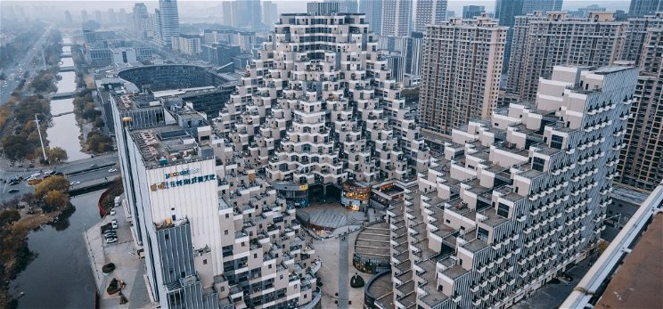 Lenyűgöző képek! Piramis formájú panelekben élnek Kínában