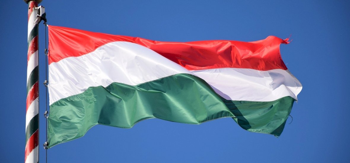 Kvíz: 8 zászló, amely kísértetiesen hasonlít a magyarra, felismered, melyik országoké? Az ötödik kérdéstől le fogsz izzadni