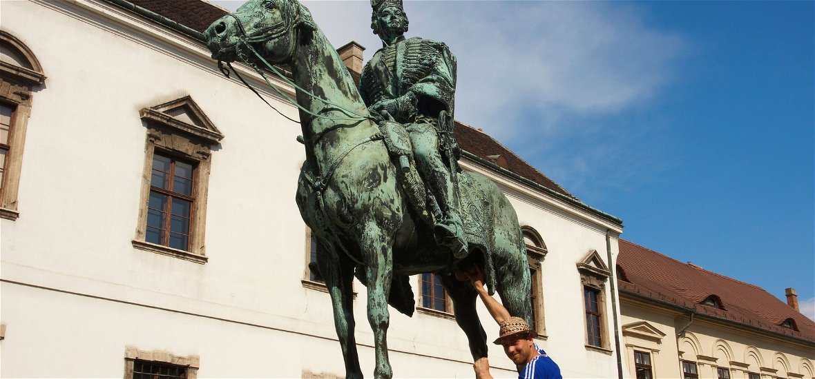 Egy ló heréjét fogdossa a magyar fiatalság