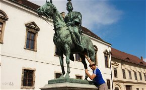 Egy ló heréjét fogdossa a magyar fiatalság