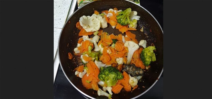 Hoppá: egér került a fagyasztott zöldségek közé az egyik zacskóba – fotók