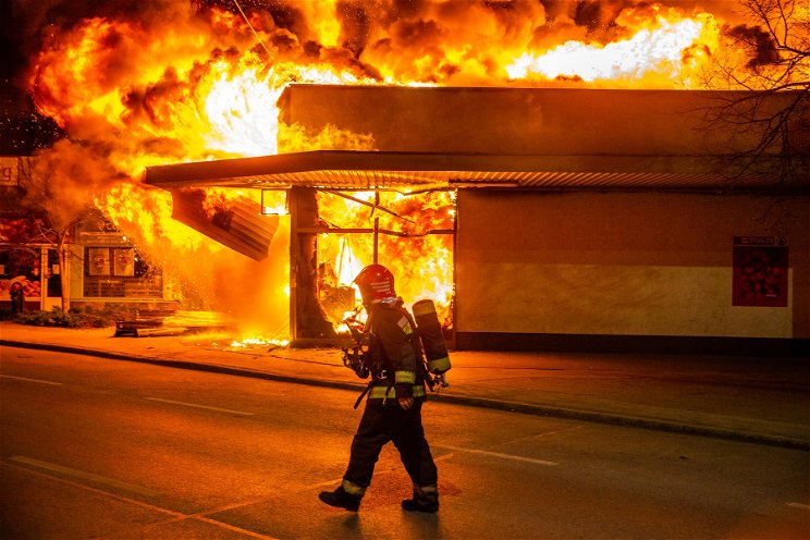 Exkluzív fotók: pár órára Szentendrére költözött a pokol - óriási lángokban állt egy Spar áruház