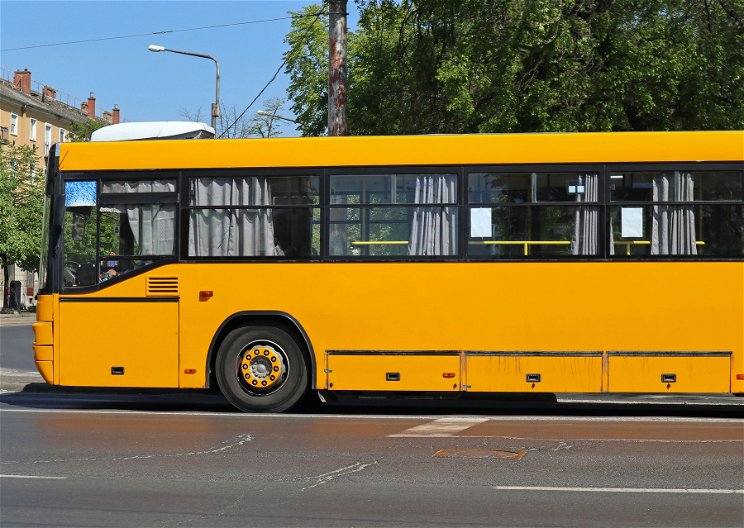 Mi történt? Elképesztően sok magyar busz kígyózik Mosonmagyaróvárnál a puszta közepén