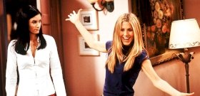 Jennifer Aniston olyan szexi pózba vágta magát az irodájában, hogy nem tudunk elmenni a látvány mellett – fotó