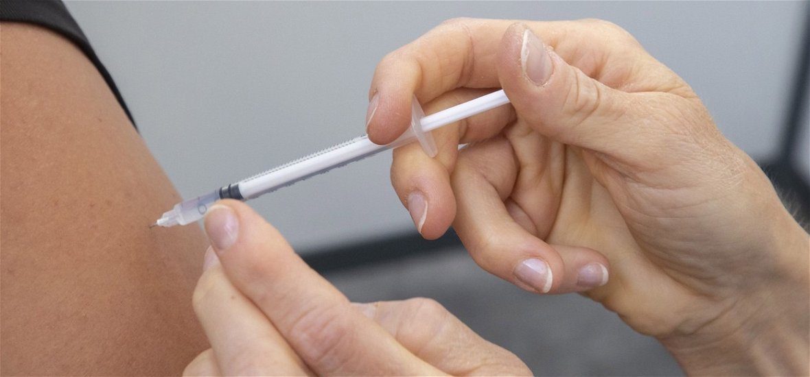 Egy nő véletlenül hat adag Pfizer vakcinát kapott egyszerre - ez történt vele