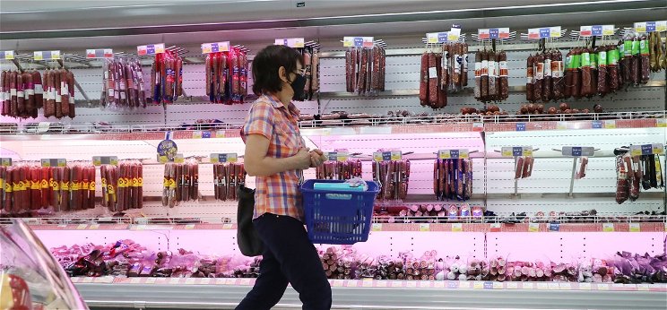 Több mint fél tonna lejárt szavatosságú élelmiszert találtak egy boltban
