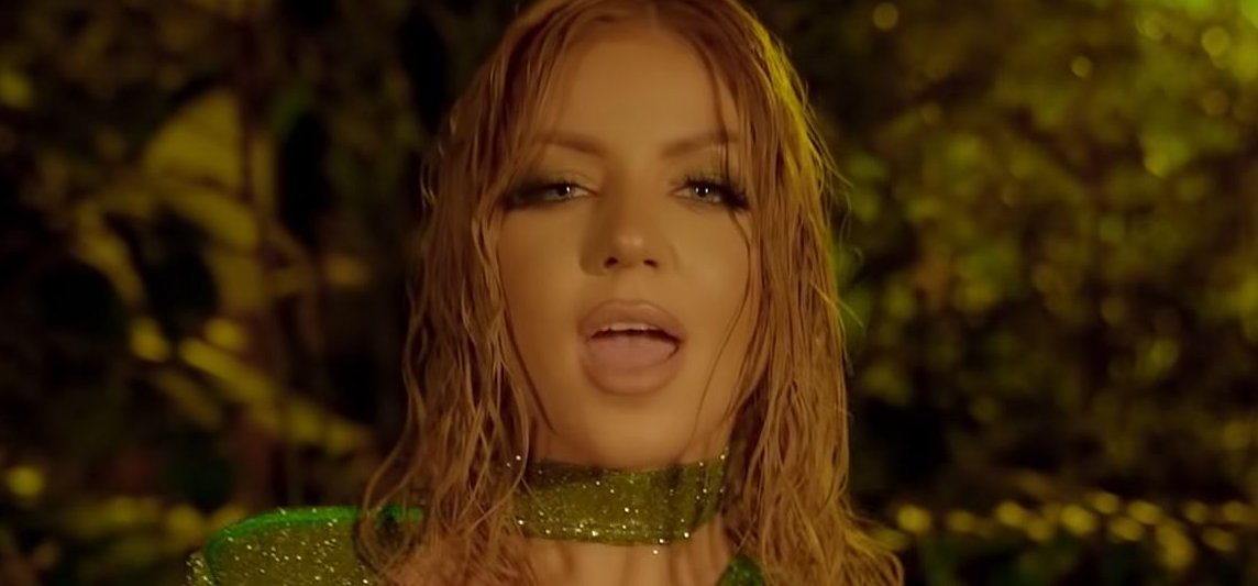 Kiderült Tolvai Reni mellbimbójának titka, de mi köze van ehhez Jennifer Lopeznek?
