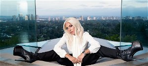 Lady Gaga és Elizabeth Hurley is a szexi testével akarja elcsavarni a fejed – válogatás