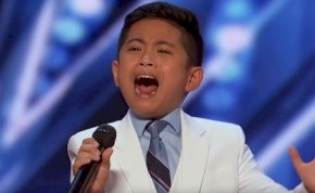 Emberek millióit varázsolta el elképesztő hangjával ez a 10 éves srác – videó