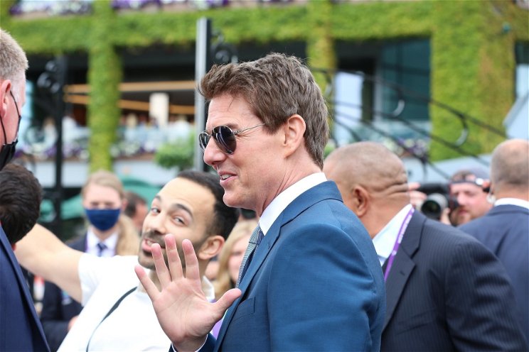 Tom Cruise megjelent a Wembley stadion előtt és a rajongókkal smúzolt