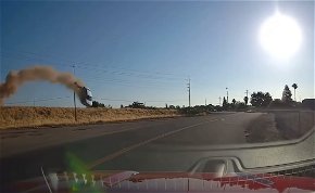Mint egy katasztrófafilmben: üstökösként csapódott egy autó a főút aszfaltjára