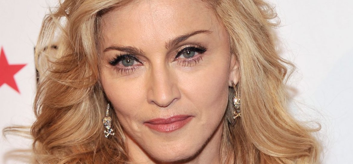 Madonna szétnyitott combokkal és egy virslivel provokálja a rajongóit 