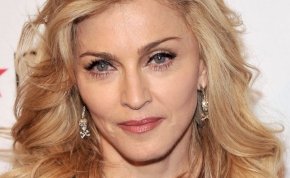 Madonna szétnyitott combokkal és egy virslivel provokálja a rajongóit 